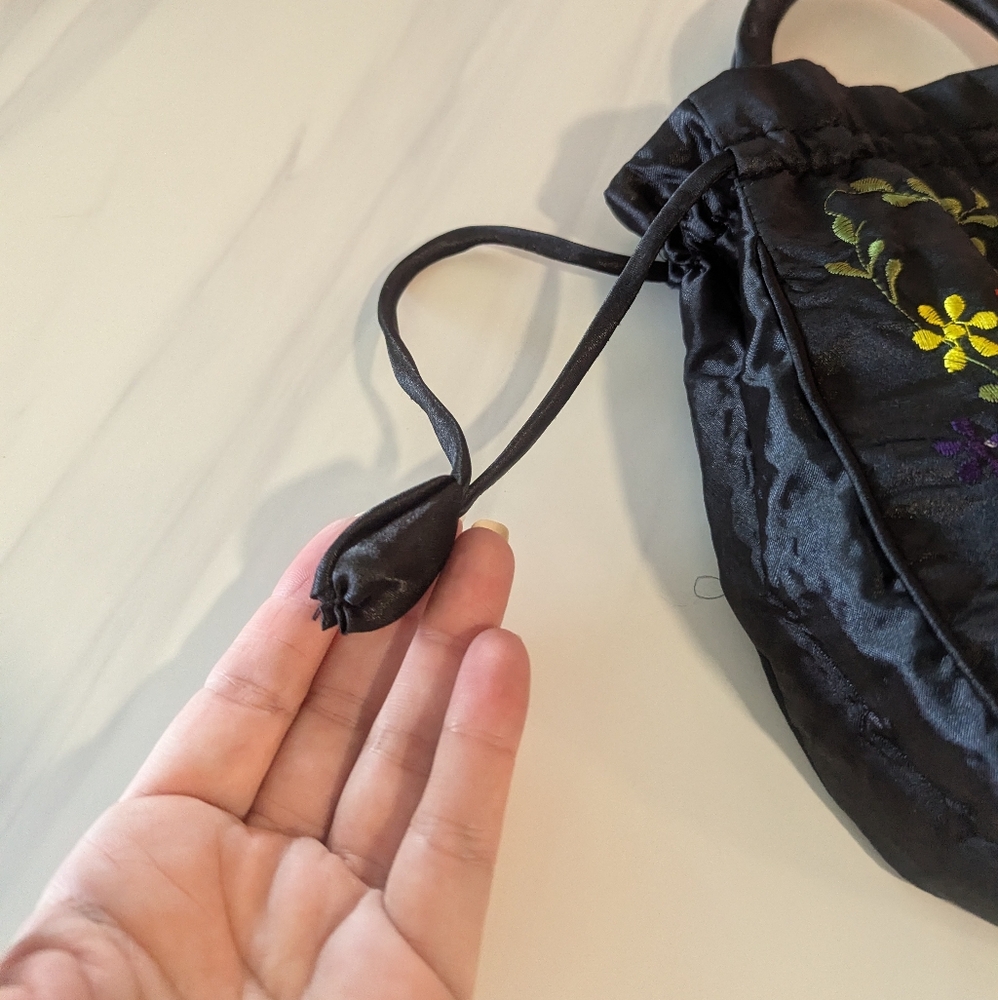Vintage Embroidered Satin Mini Bag Black Beijing Souvenir Floral Drawstring - Picture 9 of 10